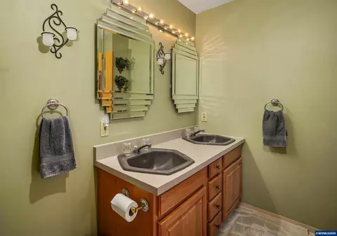 Bath - 11046 Winstanley Dr SE, Lyons, OR 97358 photo 4 of 6