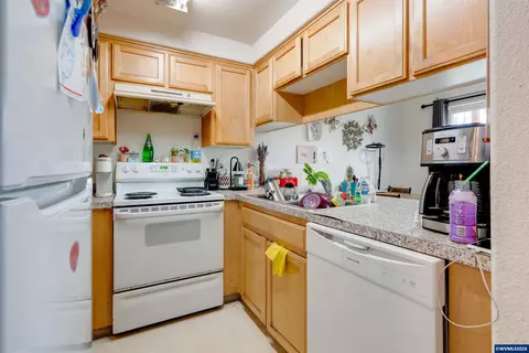 Kitchen - 1416 Falcon Lp Lp, Independence, OR 97351 photo 2 of 4