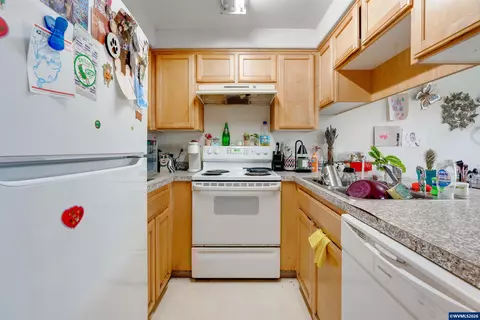 Kitchen - 1416 Falcon Lp Lp, Independence, OR 97351 photo 1 of 4