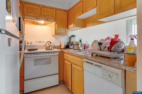 Kitchen - 1416 Falcon Lp Lp, Independence, OR 97351 photo 4 of 4