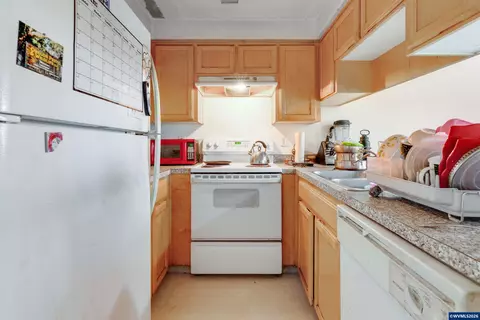 Kitchen - 1416 Falcon Lp Lp, Independence, OR 97351 photo 3 of 4