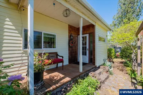 204 N 3rd St, Jefferson, OR 97352