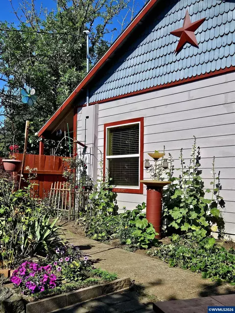 355 N 13th St, Philomath, OR 97370