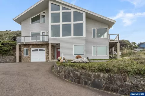 1068 NW 6th Ct, Lincoln City, OR 97367