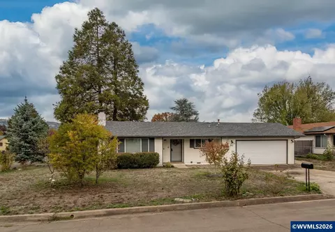 10 Carmel Ct, Roseburg, OR 97471