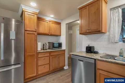 Kitchen - 1490 Acacia Ave, Eugene, OR 97408 photo 5 of 6