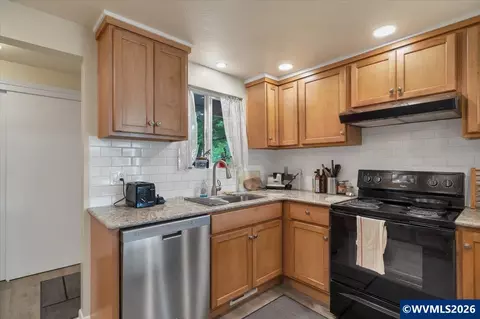 Kitchen - 1490 Acacia Ave, Eugene, OR 97408 photo 2 of 6