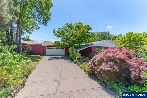 Exterior - 1490 Acacia Ave, Eugene, OR 97408 photo 2 of 10