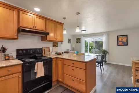 Kitchen - 1490 Acacia Ave, Eugene, OR 97408 photo 3 of 6