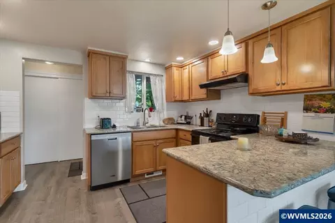 Kitchen - 1490 Acacia Ave, Eugene, OR 97408 photo 6 of 6