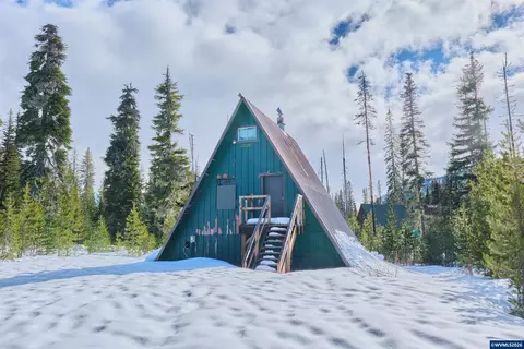 27605 Big Lake Rd, Sisters, OR 97759