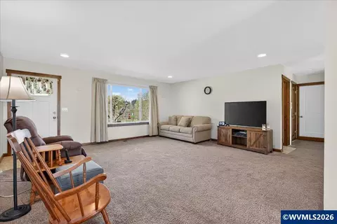 Living - 11294 Mehama Hts SE, Lyons, OR 97358 photo 2 of 2