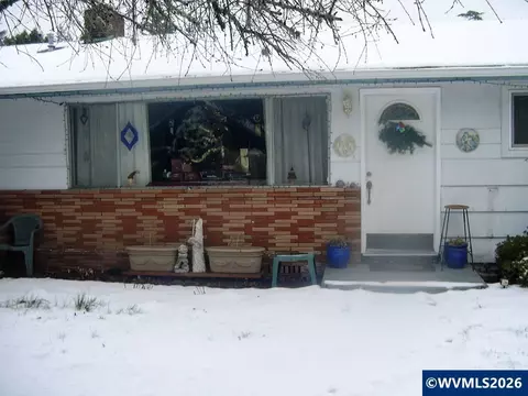 854 SW Swift Ave, Mill City, OR 97360