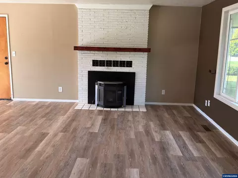 Living - 442 Cedar St, Lyons, OR 97358 photo 1 of 3