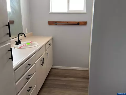 Bath - 442 Cedar St, Lyons, OR 97358 photo 1 of 2