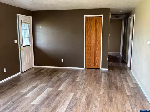 Living - 442 Cedar St, Lyons, OR 97358 photo 2 of 3
