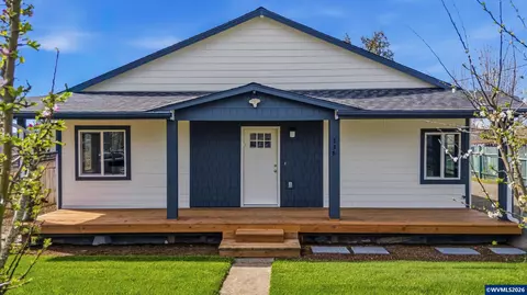 738 N Log Cabin St, Independence, OR 97351