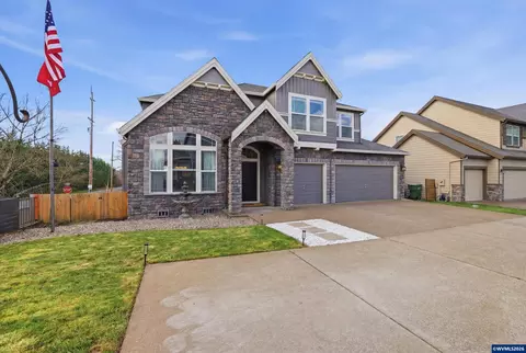 2319 N Roger Smith Dr, Newberg, OR 97132