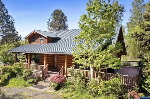 37782 River Dr, Lebanon, OR 97355