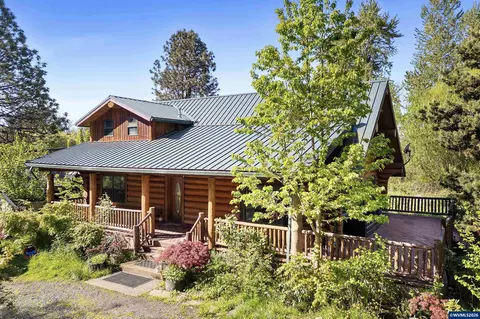 37782 River Dr, Lebanon, OR 97355