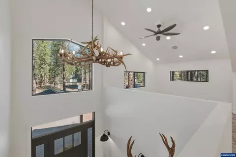 Entry Way - 2507 Rohlfing Cir, La Pine, OR 97739 photo 3 of 5