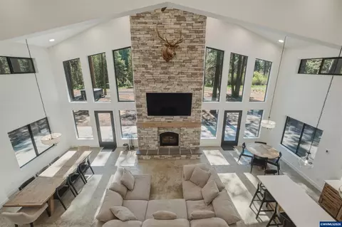 Living - 2507 Rohlfing Cir, La Pine, OR 97739 photo 2 of 4