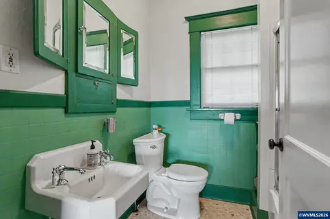 Bath - 700 Oak St, Silverton, OR 97381 photo 1 of 1