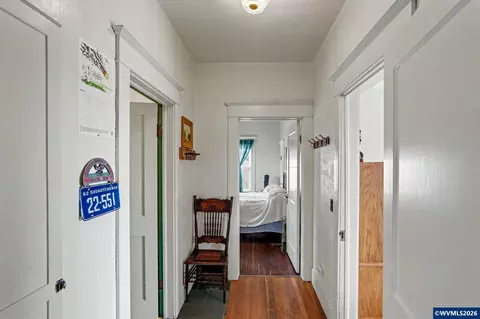 Entry Way - 700 Oak St, Silverton, OR 97381 photo 1 of 1