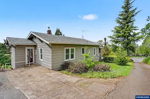 Exterior - 700 Oak St, Silverton, OR 97381 photo 5 of 9