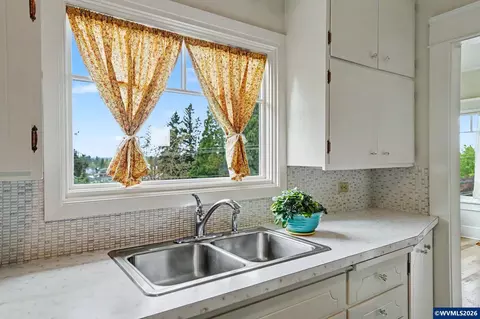 Kitchen - 700 Oak St, Silverton, OR 97381 photo 3 of 4