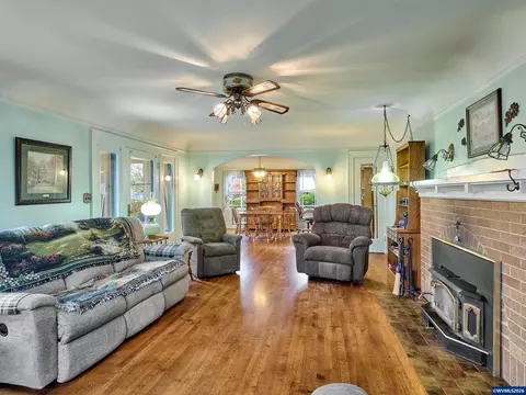 Living - 102 E 5th St, Molalla, OR 97038 photo 3 of 3