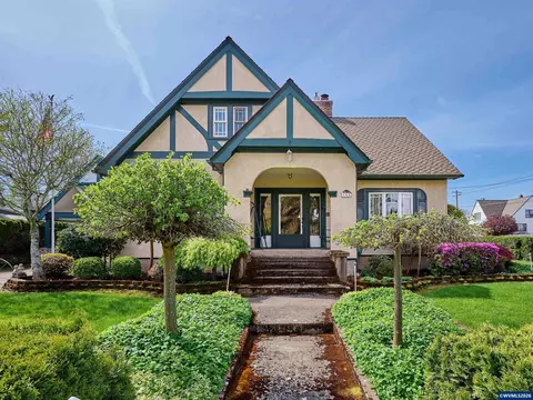 102 E 5th St, Molalla, OR 97038