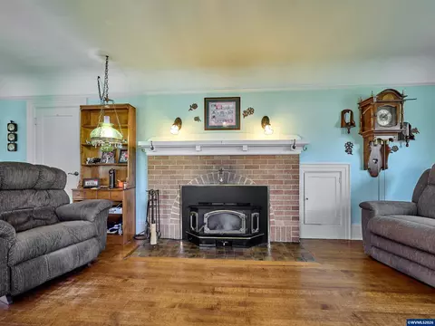 Living - 102 E 5th St, Molalla, OR 97038 photo 2 of 3