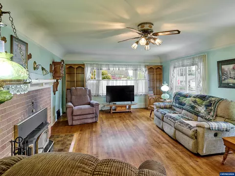 Living - 102 E 5th St, Molalla, OR 97038 photo 1 of 3