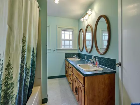 Bath - 102 E 5th St, Molalla, OR 97038 photo 1 of 2
