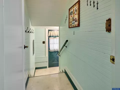 Entry Way - 102 E 5th St, Molalla, OR 97038 photo 7 of 8