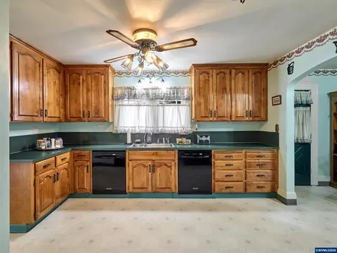 Kitchen - 102 E 5th St, Molalla, OR 97038 photo 4 of 5