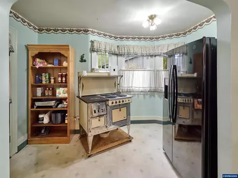 Kitchen - 102 E 5th St, Molalla, OR 97038 photo 5 of 5