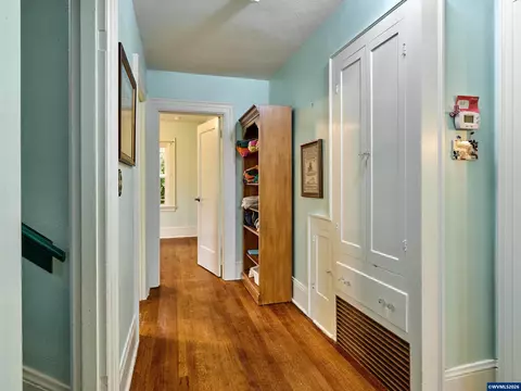 Entry Way - 102 E 5th St, Molalla, OR 97038 photo 3 of 8