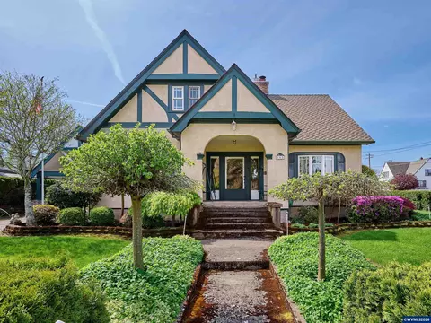 102 E 5th St, Molalla, OR 97038