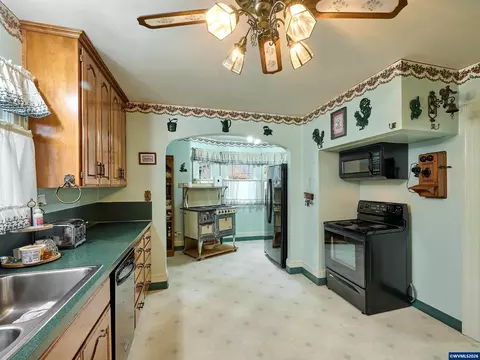 Kitchen - 102 E 5th St, Molalla, OR 97038 photo 3 of 5