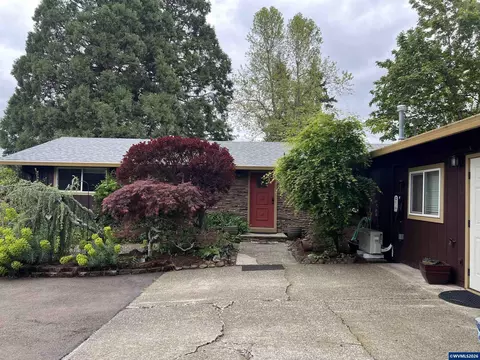 1055 E Main St, Silverton, OR 97381