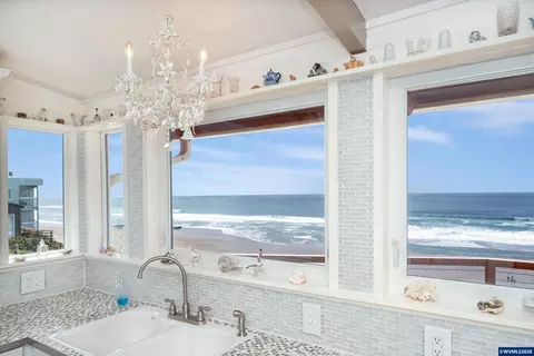 1923 NW Harbor Ave, Lincoln City, OR 97367