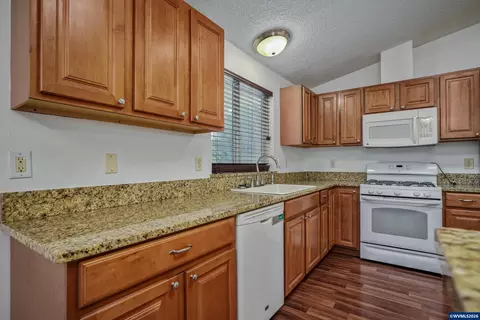 Kitchen - 47280 Lyons Mill City Dr, Lyons, OR 97358 photo 4 of 6