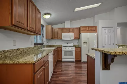 Kitchen - 47280 Lyons Mill City Dr, Lyons, OR 97358 photo 3 of 6
