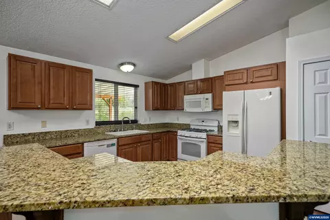 Kitchen - 47280 Lyons Mill City Dr, Lyons, OR 97358 photo 1 of 6