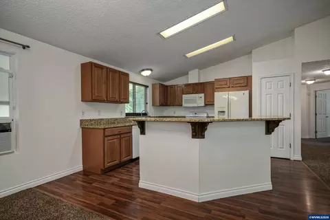 Kitchen - 47280 Lyons Mill City Dr, Lyons, OR 97358 photo 2 of 6