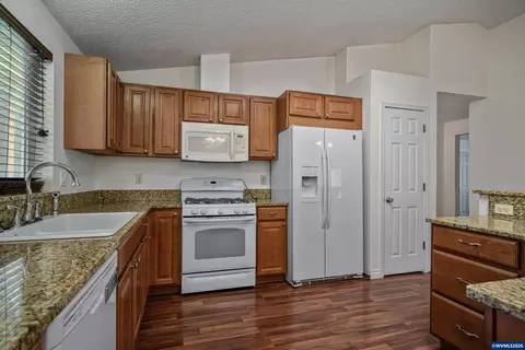 Kitchen - 47280 Lyons Mill City Dr, Lyons, OR 97358 photo 5 of 6