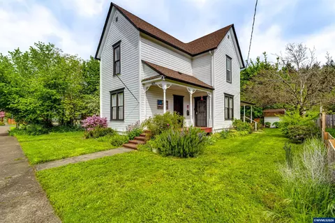 928 Birch Ave, Cottage Grove, OR 97424