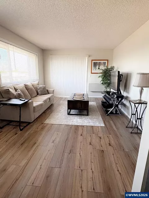 950 Evergreen Apt 311 Rd, Woodburn, OR 97071